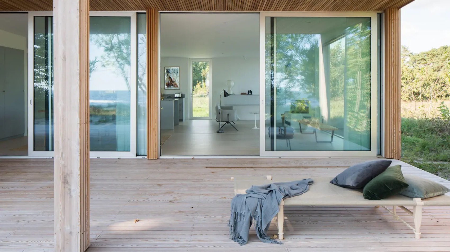 Bodentiefe Schiebeelemente mit Terrasse und Meerblick