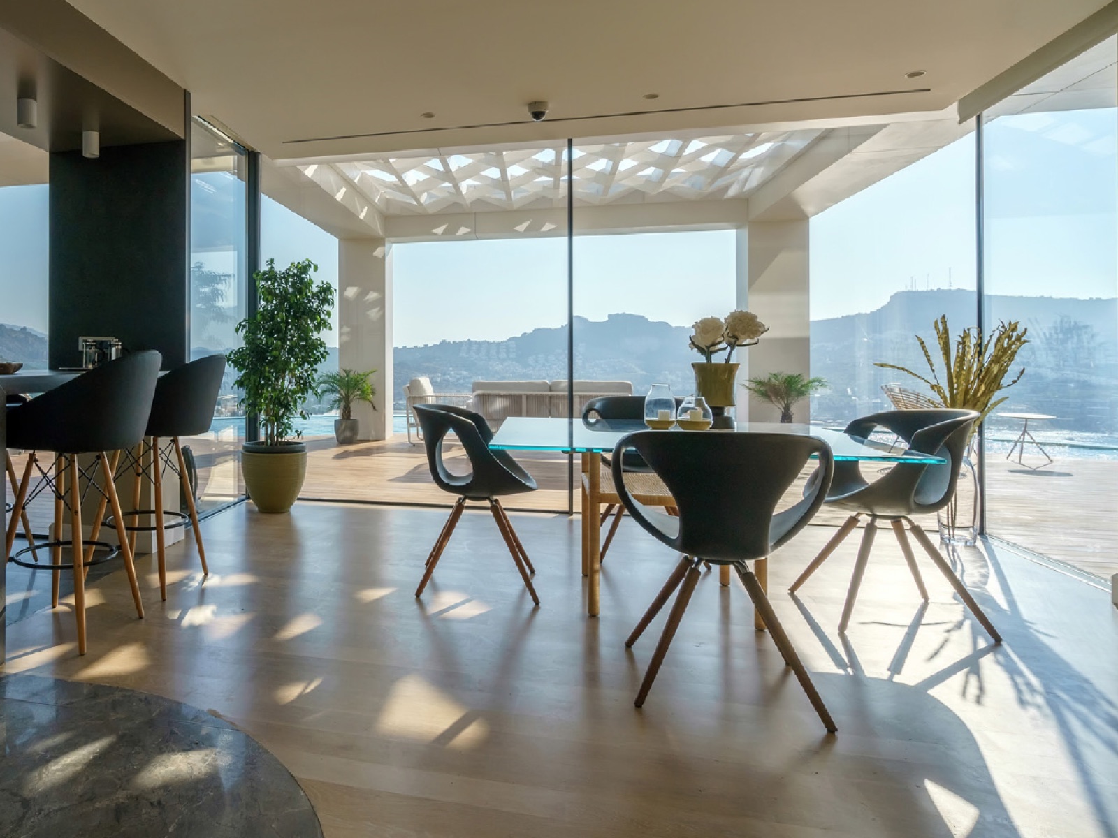 Wohnraum mit bodentiefer Verglasung und Terrasse mit Panoramablick
