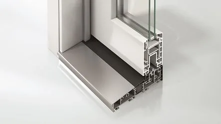 CGI-Eckschnitt einer weißen Kunststoff-Schiebetür mit flacher, gebürsteter Aluminium-Bodenschwelle
